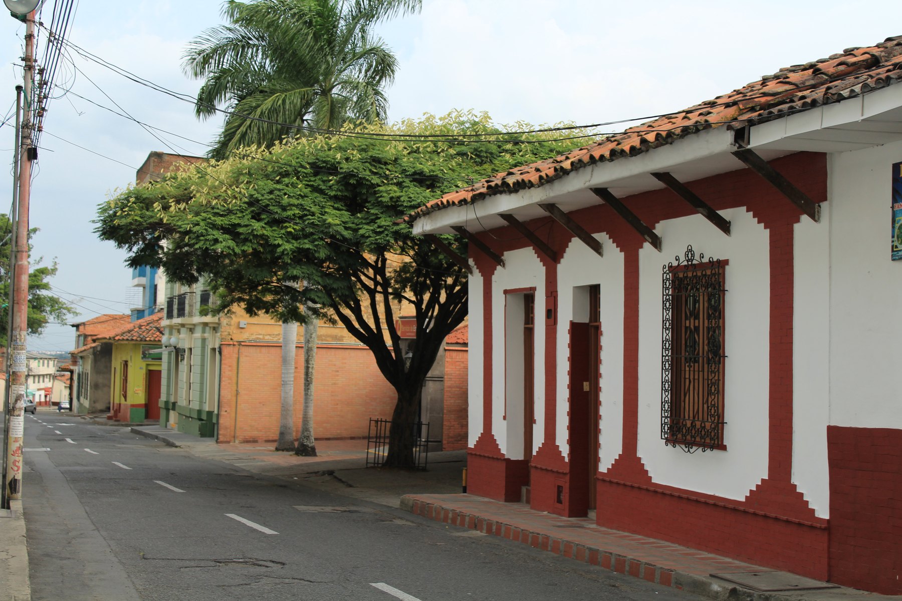Architektur und Straße im Zentrum von Cali