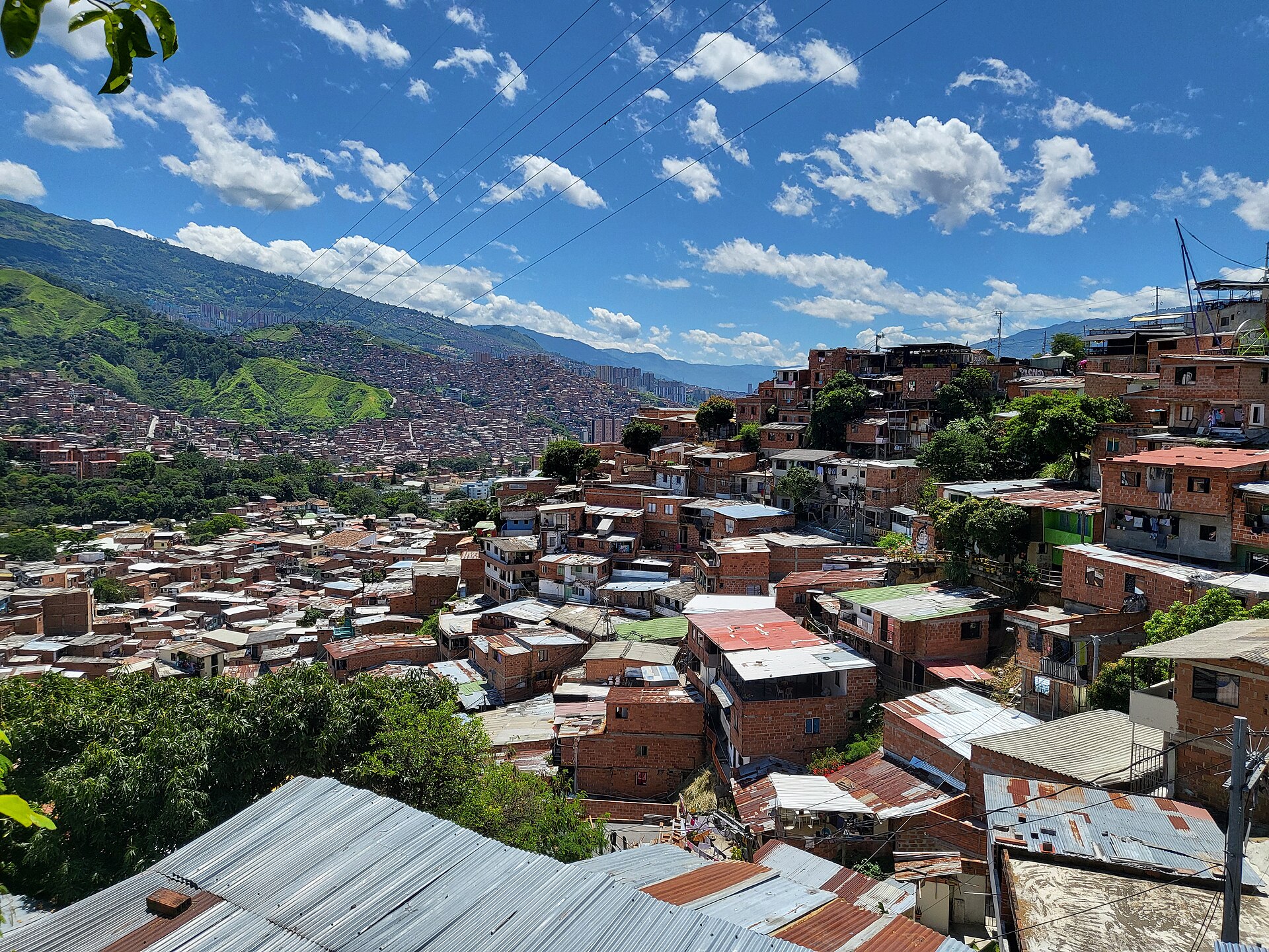 Panoramablick auf die Comuna 13 und die Berge von Medellín