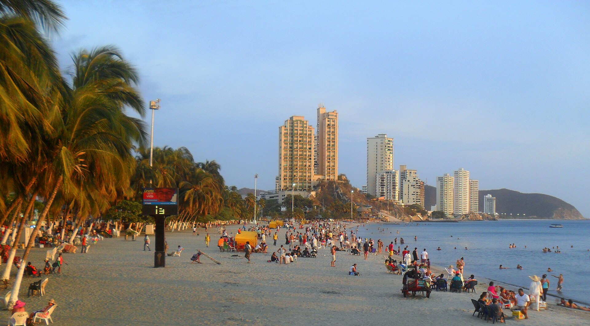 Luftaufnahme der Bucht von Santa Marta und ihrer Berge